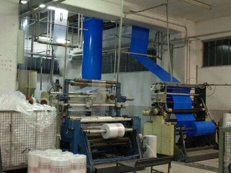 Addetto alle macchine per la produzione di sacchetti in polietilene